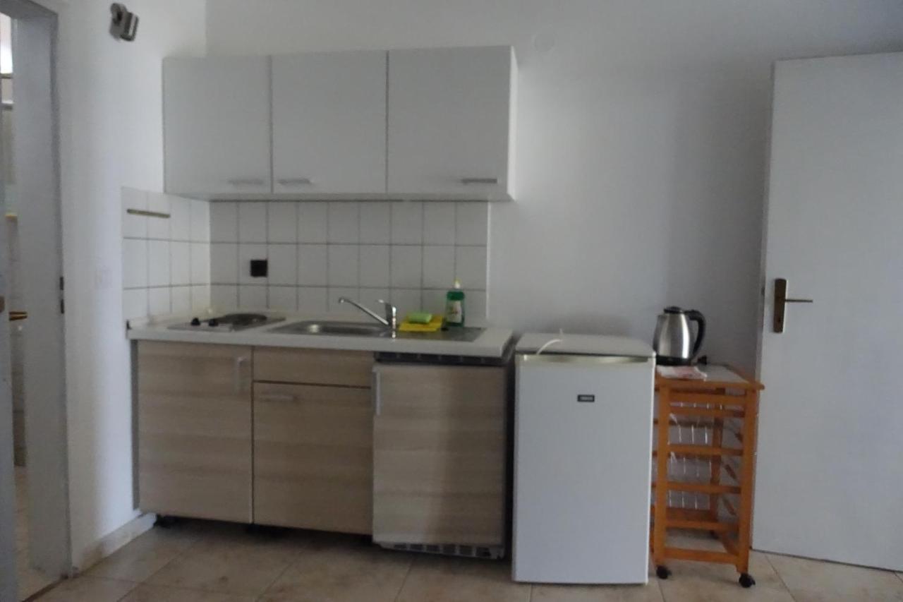 Ermioni Apartments Vrasná Exteriör bild