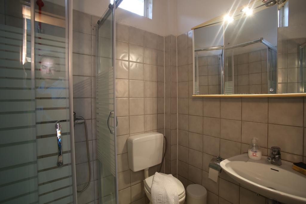 Ermioni Apartments Vrasná Exteriör bild